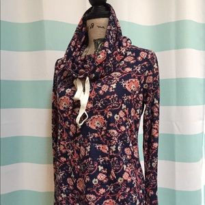 Pullover sweatshirt with front pocket floral. NWT